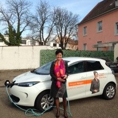 Margret Mergen an der Ladestation mit ihrem neuen Elektroauto, das sie in den kommenden Wochen fahren wird