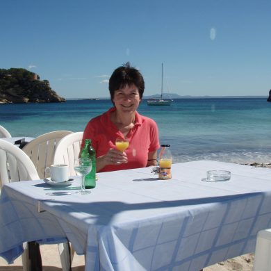 Margret Mergen beim Urlaub an der See