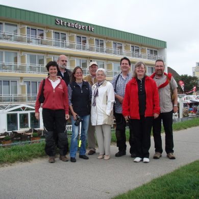 Margret Mergen, ihr Mann Wolfgang Pöter mit Freuden und Familie beim Urlaub an der See