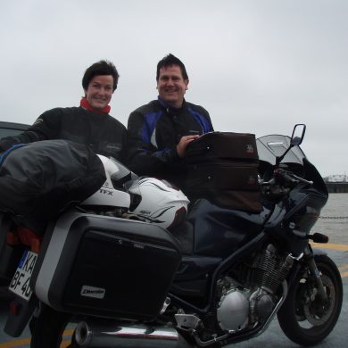 Margret Mergen und ihr Mann Wolfgang Pöter beim Motoradfahren an der Weserfähre
