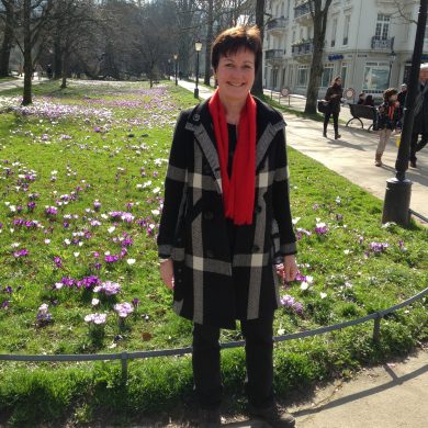 Margret Mergen genießt die Frühlingssonne in den Parkanlagen von Baden-Baden