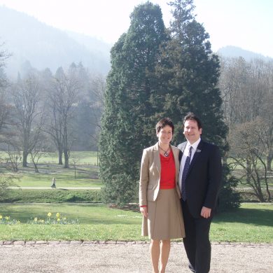 Margret Mergen und ihr Mann Wolfgang Pöter genießen die Frühlingssonne in Baden-Baden
