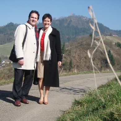 Margret Mergen und ihr Mann Wolfgang Pöter genießen die Frühlingssonne in Baden-Baden