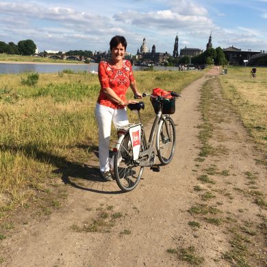 Margret Mergen auf Fahrradtour an der Elbe in Dresden