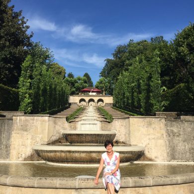 Margret Mergen in der Wasserkunstanlage Paradies am Annaberg in Baden-Baden.