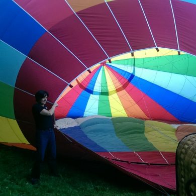 Margret Mergen bereitet eine Ballonfahrt vor.