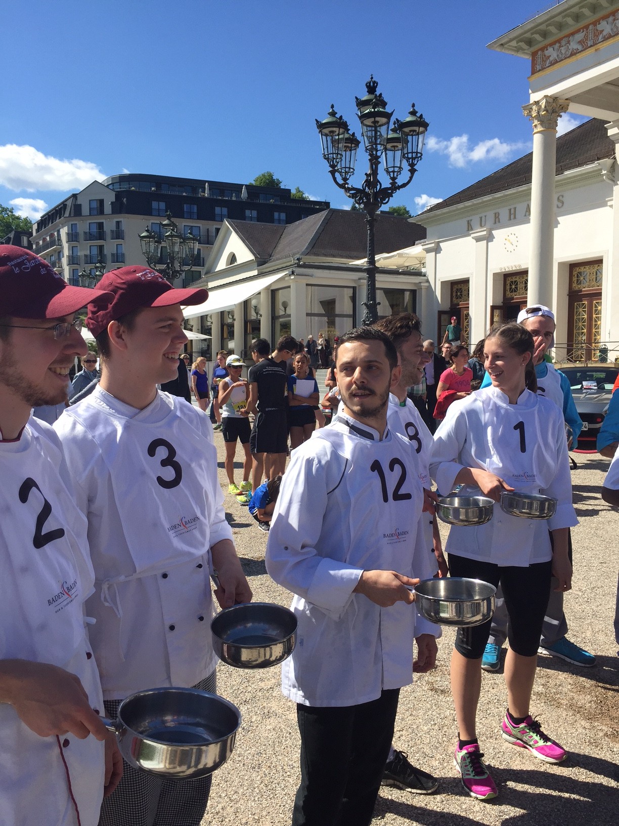 Kellner und Köche laufen um die Wette