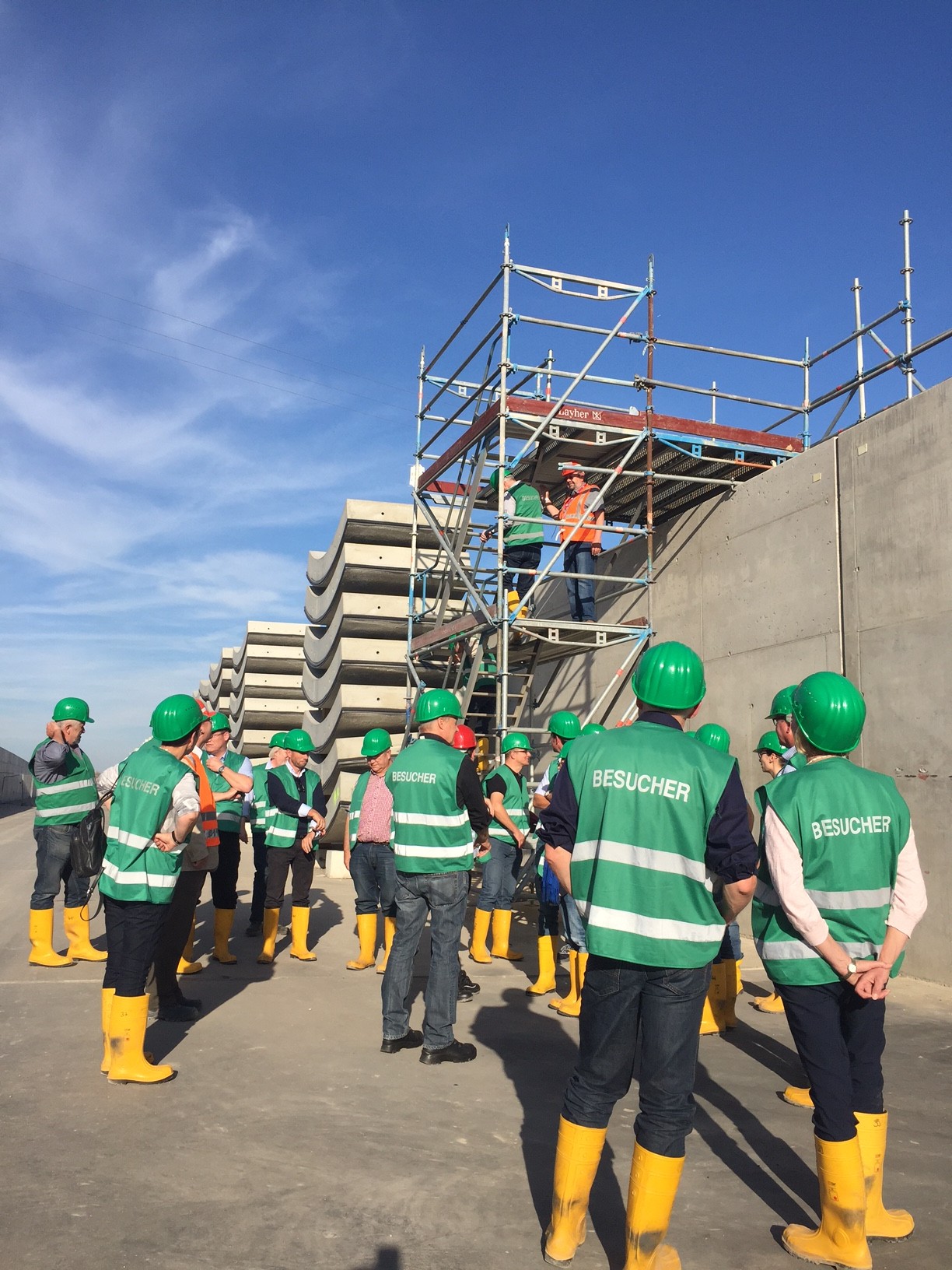 Führungskräfte besichtigen Tunnelbaustelle
