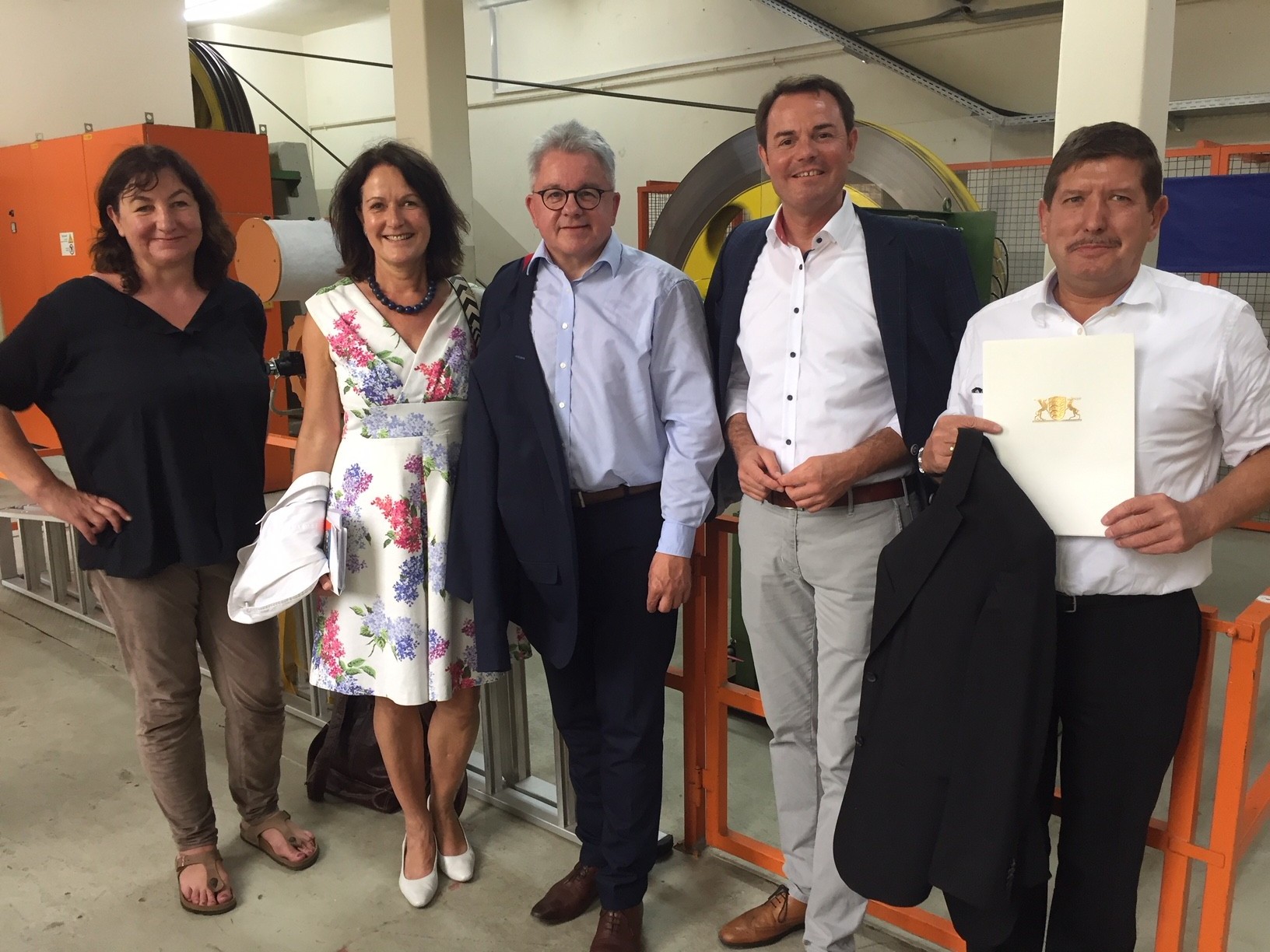 Minister Wolf übergibt Förderbescheid